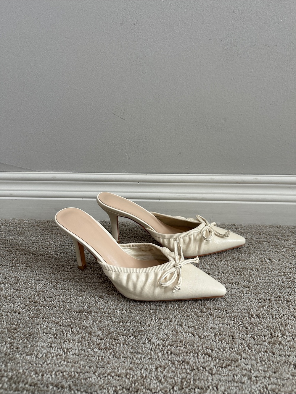 Cream Pointed-Toe Bow Mule Heels size 7